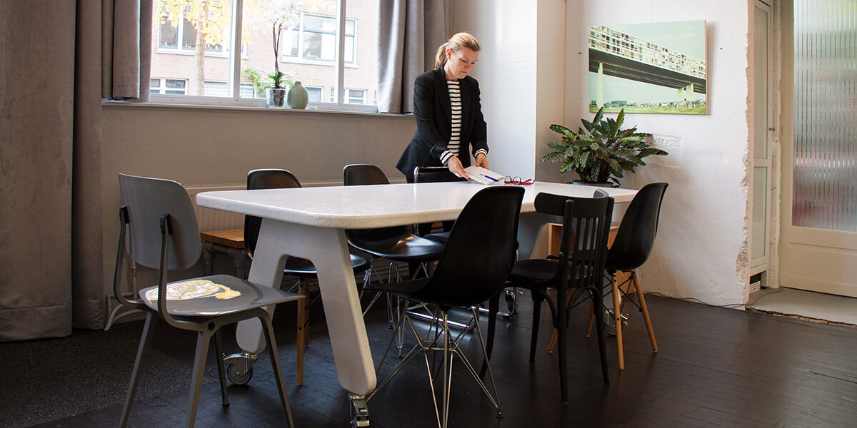 Vergaderen aan een design tafel in Locatie Hofboog