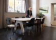 Vergaderen aan een design tafel in Locatie Hofboog