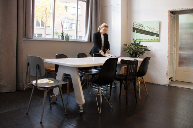 Vergaderen aan een design tafel in Locatie Hofboog