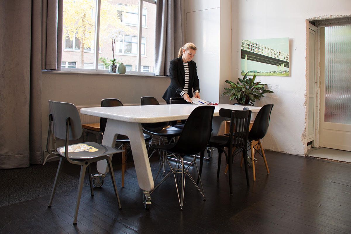 Vergaderen aan een design tafel in Locatie Hofboog